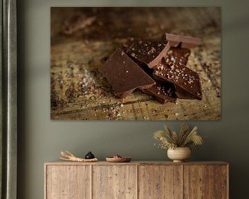 Chocola met zeezout op hout van Miranda van Hulst