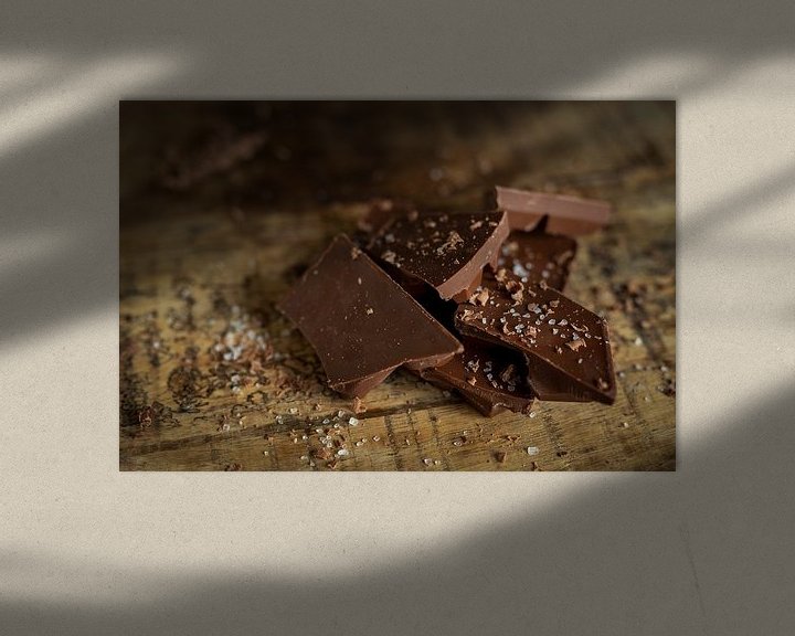Sfeerimpressie: Chocola met zeezout op hout van Miranda van Hulst