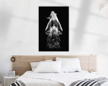Feminine: nude on a black table van Peter Mantel