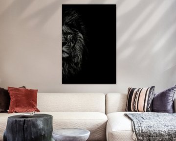 Leeuw zwart wit met titel: The Beast - Indrukwekkende portret - Leeuw schilderij - Schilderij - Wand van Designer