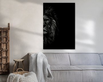 Leeuw zwart wit met titel: The Beast - Indrukwekkende portret - Leeuw schilderij - Schilderij - Wand van Designer