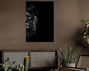 Leeuw zwart wit met titel: The Beast - Indrukwekkende portret - Leeuw schilderij - Schilderij - Wand van Designer