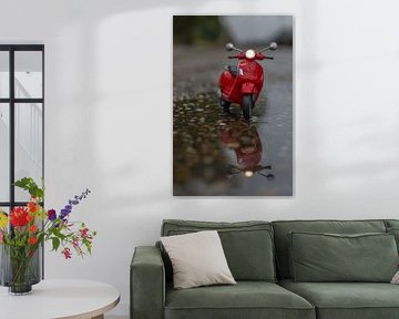 Miniatuur Vespa scooter in de regen en reflectie
