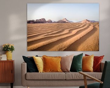 Une heure d'or dans le désert du Wadi Rum en Jordanie sur Jelmer Laernoes