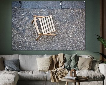 Stuhl auf der Straße Rom von Marieke van der Hoek-Vijfvinkel