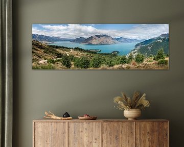 Panorama met Wakatipu meer en Queenstown Nieuw Zeeland van Jelmer Laernoes