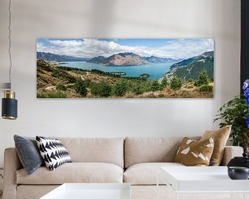 Panorama mit Wakatipu-See und Queenstown Neuseeland von Jelmer Laernoes