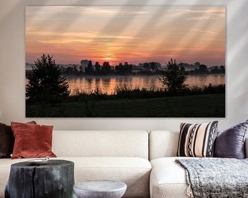 ochtenrood over de maas in limburg tijdens zonsopkomst