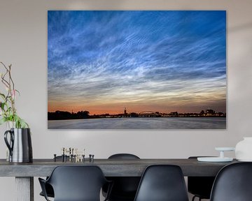 Lichtende nachtwolken boven Deventer van Martin Winterman
