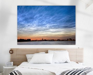 Lichtende nachtwolken boven Deventer van Martin Winterman