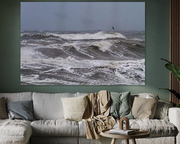 Kleine Jager in herfst storm boven zee van Menno van Duijn