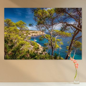 Einsame Bucht auf Mallorca mit Segelboot.