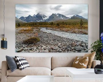 Fluss mit Bergen im Hintergrund. von Axel Weidner