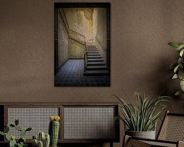 Cage d'escalier dans une villa italienne (debout) sur Wesley Van Vijfeijken
