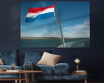 Nederlandse vlag achter op de Friesland