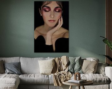 Vrouw in het zwart met roze make-up van Iris Kelly Kuntkes