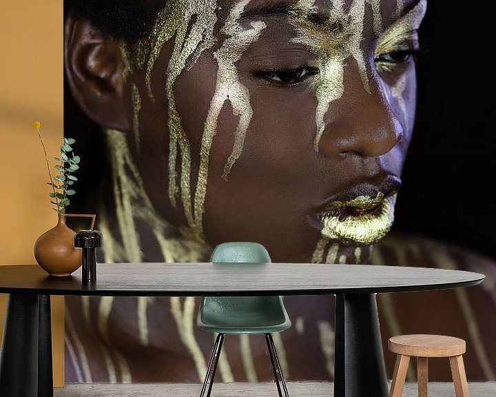 Sfeerimpressie behang: Vrouw met gouden inkt van Iris Kelly Kuntkes
