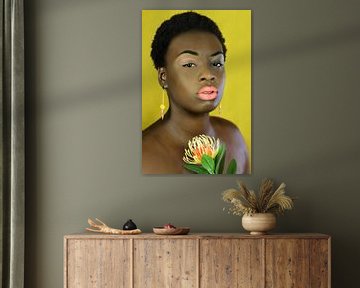 Congolese vrouw met bloem van Iris Kelly Kuntkes