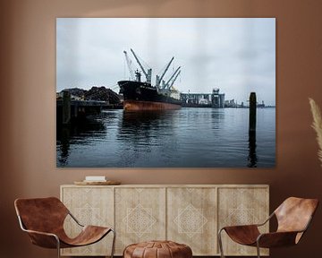 Vrachtschip in de haven van Amsterdam van scheepskijkerhavenfotografie