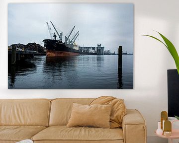 Vrachtschip in de haven van Amsterdam van scheepskijkerhavenfotografie