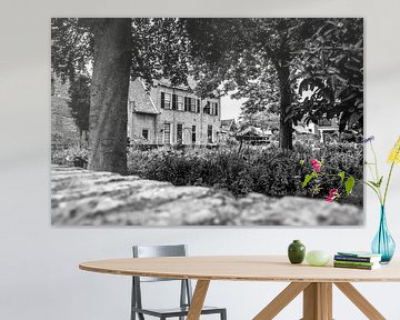 Zwart wit foto van een typisch oud-Hollands statig gebouw met een tuin aan de voorkant en bomen van By Tineke