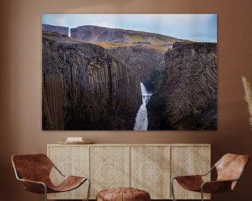 Strukturierte Basaltfelsen mit Wasserfällen in Island