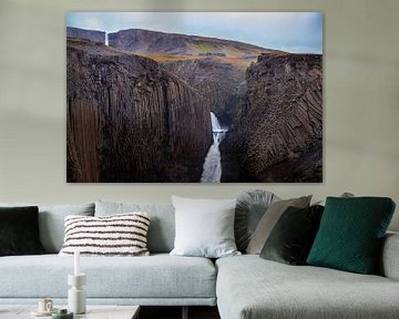 Gestructureerde basaltrotsen met watervallen in IJsland