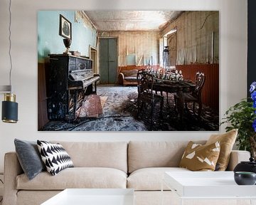 Klavier im verlassenen Wohnzimmer. von Roman Robroek – Fotos verlassener Gebäude