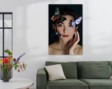 Portret van vrouw met vlinders