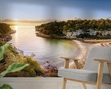 Zonsopgang in de baai van Cala Llombards op het eiland Mallorca