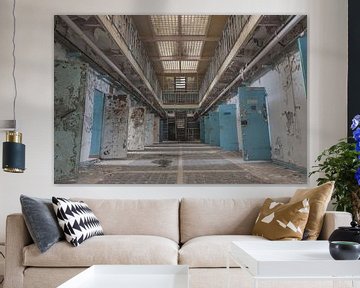Korridor mit offenen Zellentüren in einem verlassenen Gefängnis von John Noppen