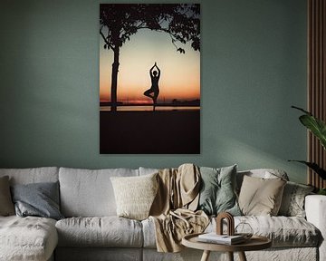 Yogapose comme silhouette au coucher du soleil sur Mijke Bressers