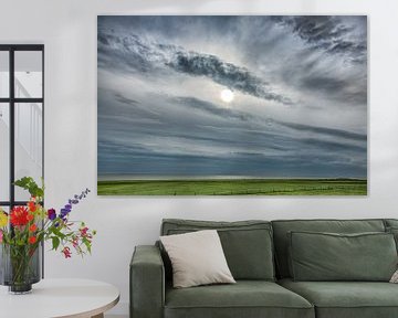 Wolkenlucht boven het IJsselmeer vanaf Gaasterland, Friesland. van Harrie Muis