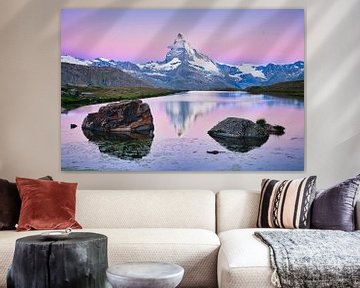 De Matterhorn met weerspiegeling tijdens zonsopkomst in de Alpen