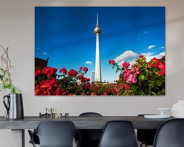 Fernsehturm Berlin mit vielen Rosen von Frank Herrmann