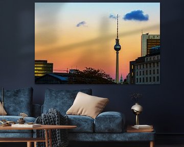 Televisietoren Berlijn met skyline bij zonsondergang