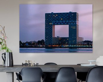 Gebouw Pontsteiger in Amsterdam in zacht licht na de zonsondergang van Wim Stolwerk