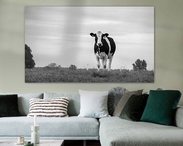 Koe in weiland op de dijk in Nederland in de polder in Zwartwit van Jacoline van Dijk