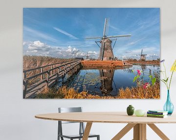 Windmühlen in oranger und blauer Landschaft von Leon Brouwer