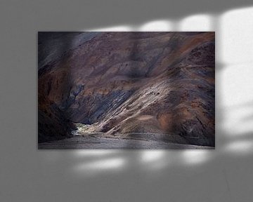 Späte Sonne fällt auf einen Berghang im Nubra-Tal von Affect Fotografie