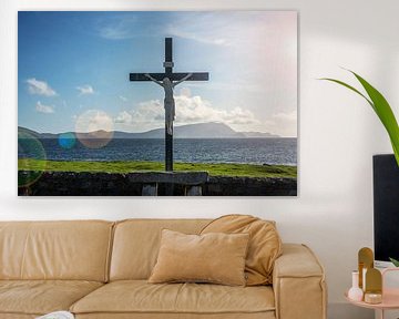 Jezus kruis op kerkhof aan de kust  in Ierland van Bo Scheeringa Photography