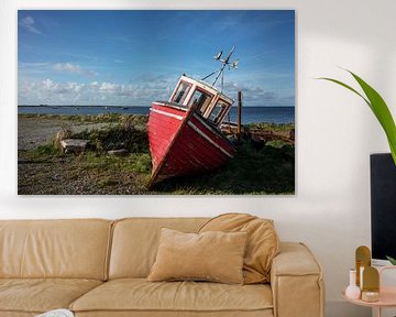 Rotes Fischerboot an der Küste in Irland von Bo Scheeringa Photography