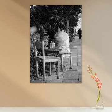 Kreativer (unordentlicher) Sitz mit Öllampen auf dem Bürgersteig (Schwarz-Weiß-Foto) von Marion Hesseling