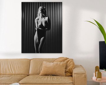 Très belle femme nue photographiée sur un fond bleu industriel sur Photostudioholland