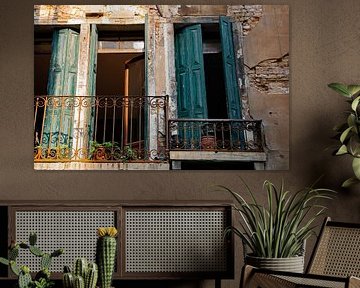 Schilderachtig balkon met prachtige luiken in Venetië van Bianca ter Riet