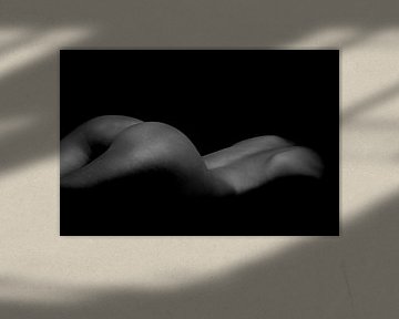 Low Key Bodyscape von Rücken und Gesäß einer Frau in Schwarz/Weiß von Art By Dominic