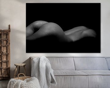 Low Key Bodyscape van de Rug en Billen van een Vrouw in Zwart / Wit van Art By Dominic