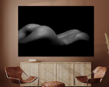 Low Key Bodyscape van de Rug en Billen van een Vrouw in Zwart / Wit van Art By Dominic