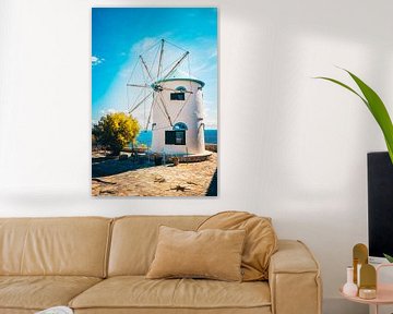 De beroemde windmolen op Zakynthos in de typische Grisch kleuren wit en blauw