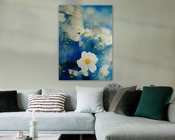 Witte bloemen op blauwe achtergrond van Angel Estevez